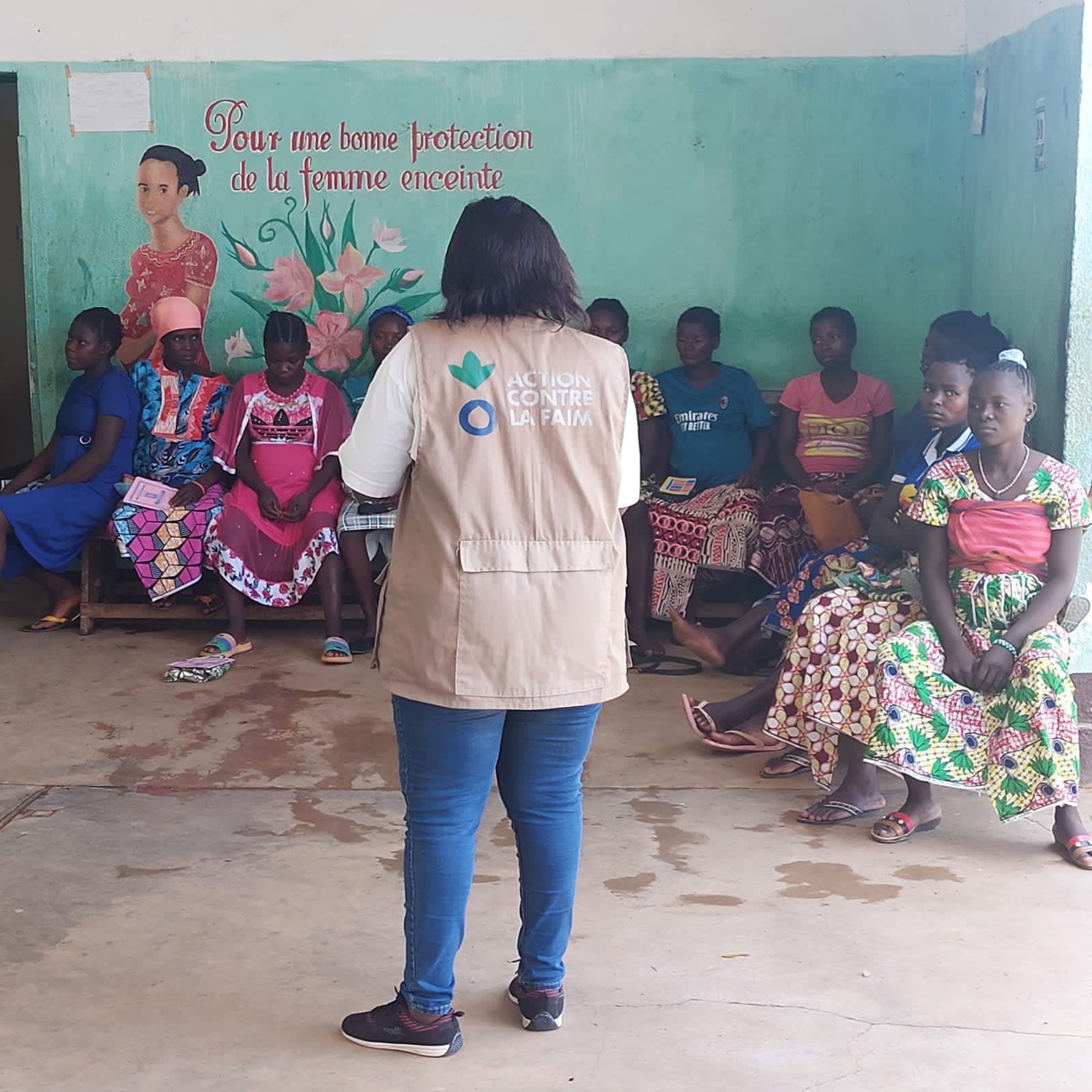 Séance de sensibilisation des accompagnantes des enfants malnutris et des femmes enceintes ou/et allaitantes, au centre de santé de Ndmin, dans l'Ouham Pendé en République centrafricaine